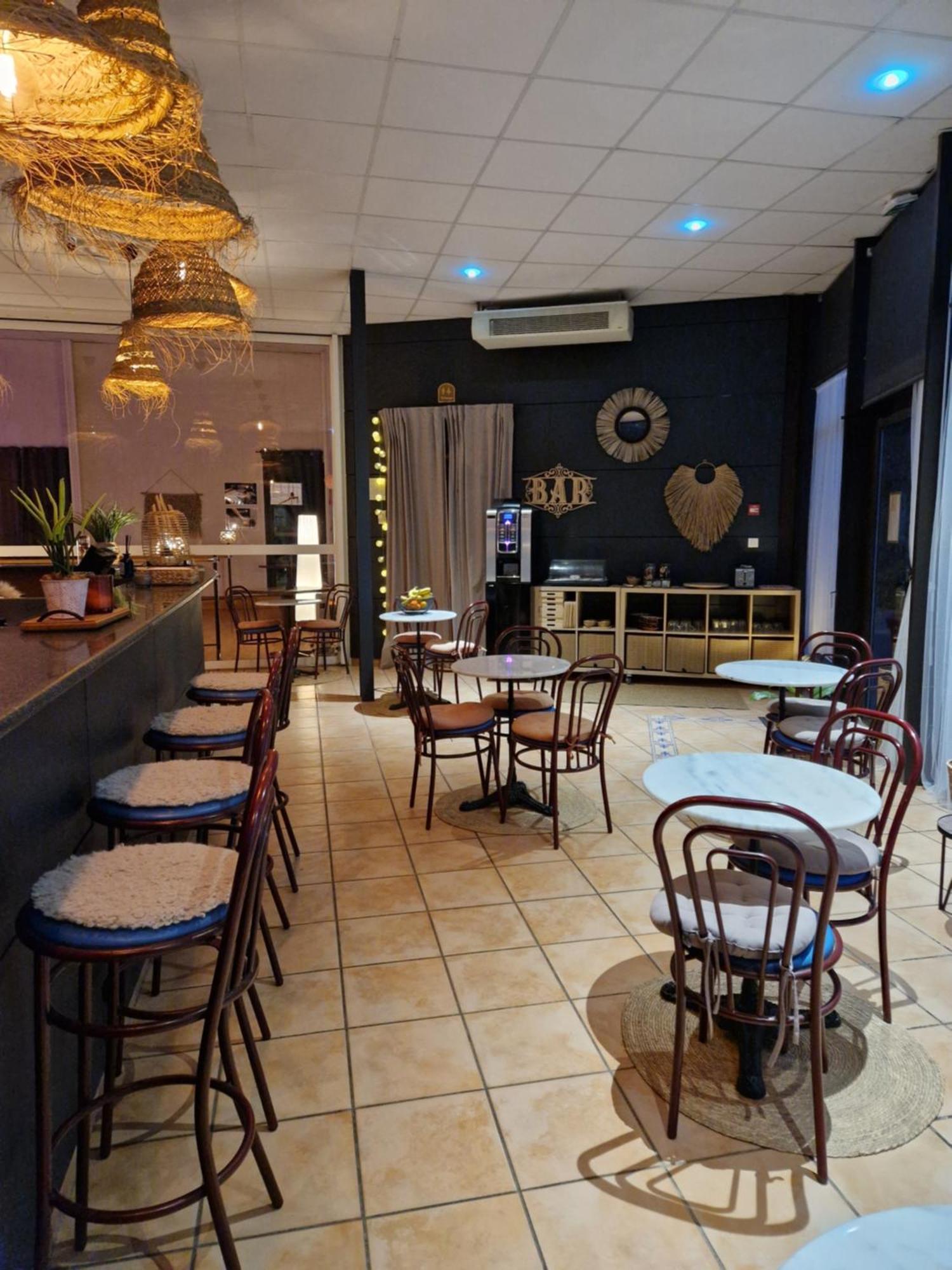 厄里斯来运动酒店 米洛 外观 照片